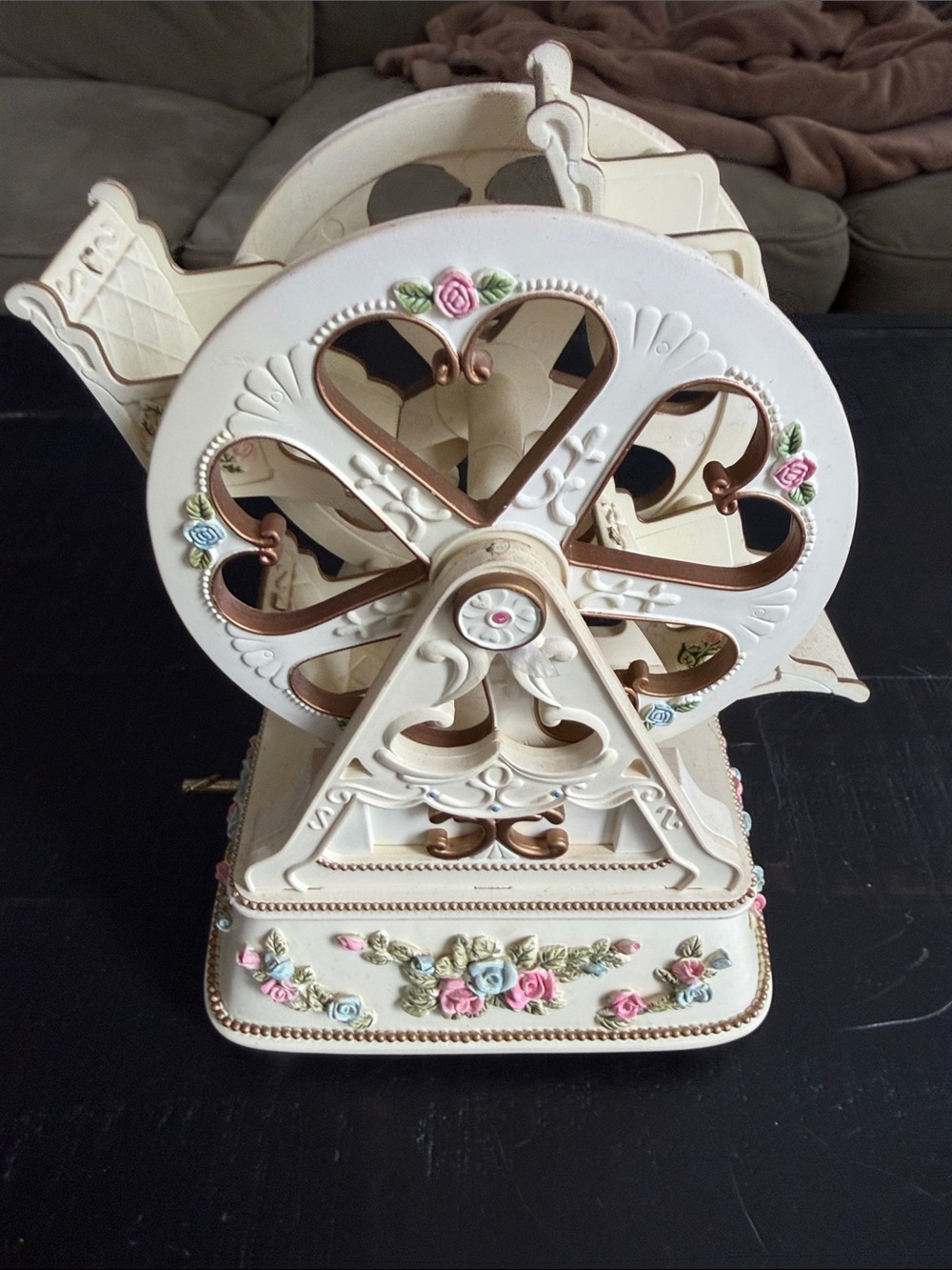 Romantic Cream Decorative Ferris Wheel Sculpture with Rose Accents ps design